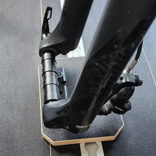 Présentation de notre produit "support axe vélo", fixé sur un rail aéro. Un vélo est monté sur ce support par sa fourche avant. Idéal pour le transport dans le coffre de son véhicule, le vélo est parfaitement maintenu et reste stable durant le trajet.