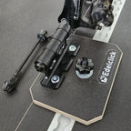 Présentation de notre produit "support axe vélo", fixé sur un rail aéro. Il permet de maintenir un vélo par son axe de fourche avant. Idéal pour le transport dans le coffre de son véhicule, le vélo est parfaitement maintenu et reste stable durant le trajet.
