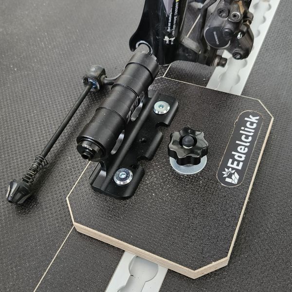 Présentation de notre produit "support axe vélo", fixé sur un rail aéro. Il permet de maintenir un vélo par son axe de fourche avant. Idéal pour le transport dans le coffre de son véhicule, le vélo est parfaitement maintenu et reste stable durant le trajet.