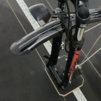 Présentation de notre produit "support axe vélo", fixé sur un rail aéro. Un vélo est monté sur ce support par sa fourche avant. Idéal pour le transport dans le coffre de son véhicule, le vélo est parfaitement maintenu et reste stable durant le trajet.