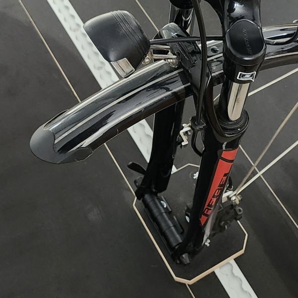 Présentation de notre produit "support axe vélo", fixé sur un rail aéro. Un vélo est monté sur ce support par sa fourche avant. Idéal pour le transport dans le coffre de son véhicule, le vélo est parfaitement maintenu et reste stable durant le trajet.