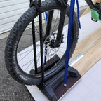Vidéo de présentation de montage d'un support de maintien vélo, sur un rail d'arrimage aero. Grâce à ce système la roue du vélo est bloqué en position pour permettre le maintien du vélo durant son transport.