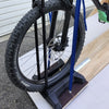 Vidéo de présentation de montage d'un support de maintien vélo, sur un rail d'arrimage aero. Grâce à ce système la roue du vélo est bloqué en position pour permettre le maintien du vélo durant son transport.