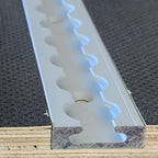 Le rail  encastrable pour garder un sol parfaitement plat. Les rails aero sont équipés de trous circulaires standardisés, ce qui permet une installation précise. Ces rails sont sûrs et compatibles, ce qui les rend particulièrement pratiques pour fixer des charges dans les camions et les camping-cars. 
