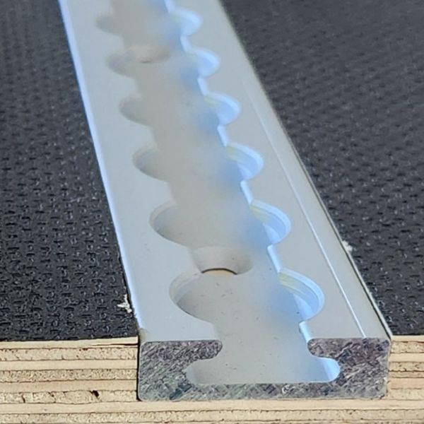 Le rail  encastrable pour garder un sol parfaitement plat. Les rails aero sont équipés de trous circulaires standardisés, ce qui permet une installation précise. Ces rails sont sûrs et compatibles, ce qui les rend particulièrement pratiques pour fixer des charges dans les camions et les camping-cars. 