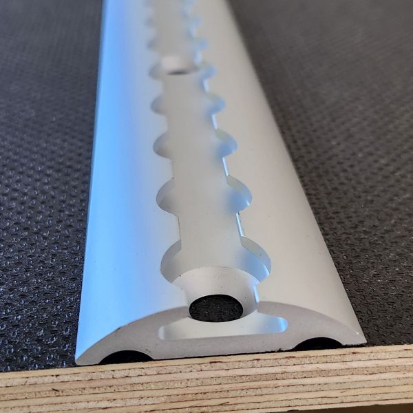 Le rail semi-circulaire qui se fixe au sol. Les rails aero sont équipés de trous circulaires standardisés, ce qui permet une installation précise. Ces rails sont sûrs et compatibles, ce qui les rend particulièrement pratiques pour fixer des charges dans les camions et les camping-cars. 