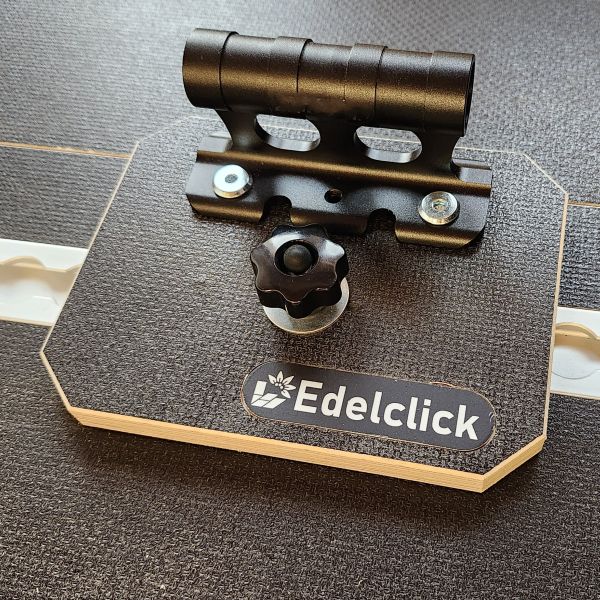 Notre produit "Support de fourche vélo" utilisé pour assurer le maintien des vélos dans les coffres de voiture ou les plateau de remorque. Une fois verrouillé au sol de votre véhicule grâce à son système de verrouillage sur rail aero, il garantit un maintien ferme de votre vélo.