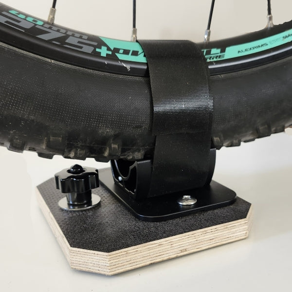 Notre produit "Support de roue arrière vélo" utilisé pour assurer le maintien des vélos dans les coffres de voiture ou les plateau de remorque. Une fois verrouillé au sol de votre véhicule grâce à son système de verrouillage sur rail aero, il garantit un maintien ferme de votre vélo.