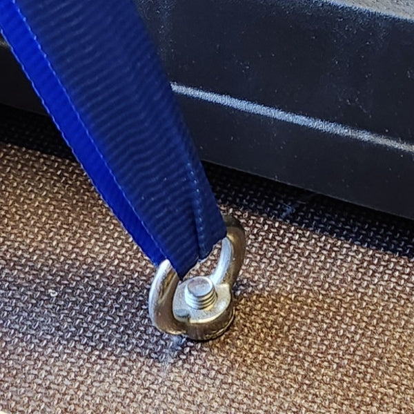 La boucle fixée au plateau permet le passage de sangles pour gagner en stabilité de maintien durant le transport de son vélo.